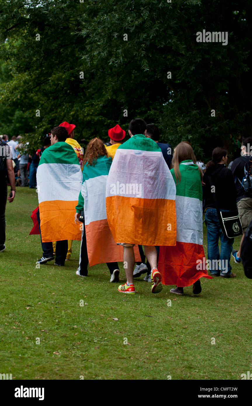 London, UK, samedi 4 août 2012. Des fans irlandais drapés dans des drapeaux attendre parmi des milliers de spectateurs de voir la dernière course 10k de la women's triathlon d'Hyde Park. La course a finalement été remporté par le Suisse Nicola Spirig, décrochant l'or, avec la deuxième place Lisa Norden et la médaille d'Australie et Erin Densham en terminant troisième et le bronze. Banque D'Images