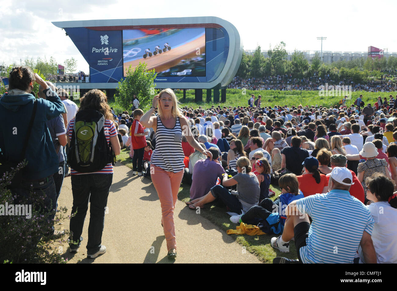 Spectateurs profiter du soleil et de la couverture TV en direct des Jeux olympiques au parc vivent dans le Parc olympique de Londres 2012, le vendredi 3 août 2012. Banque D'Images