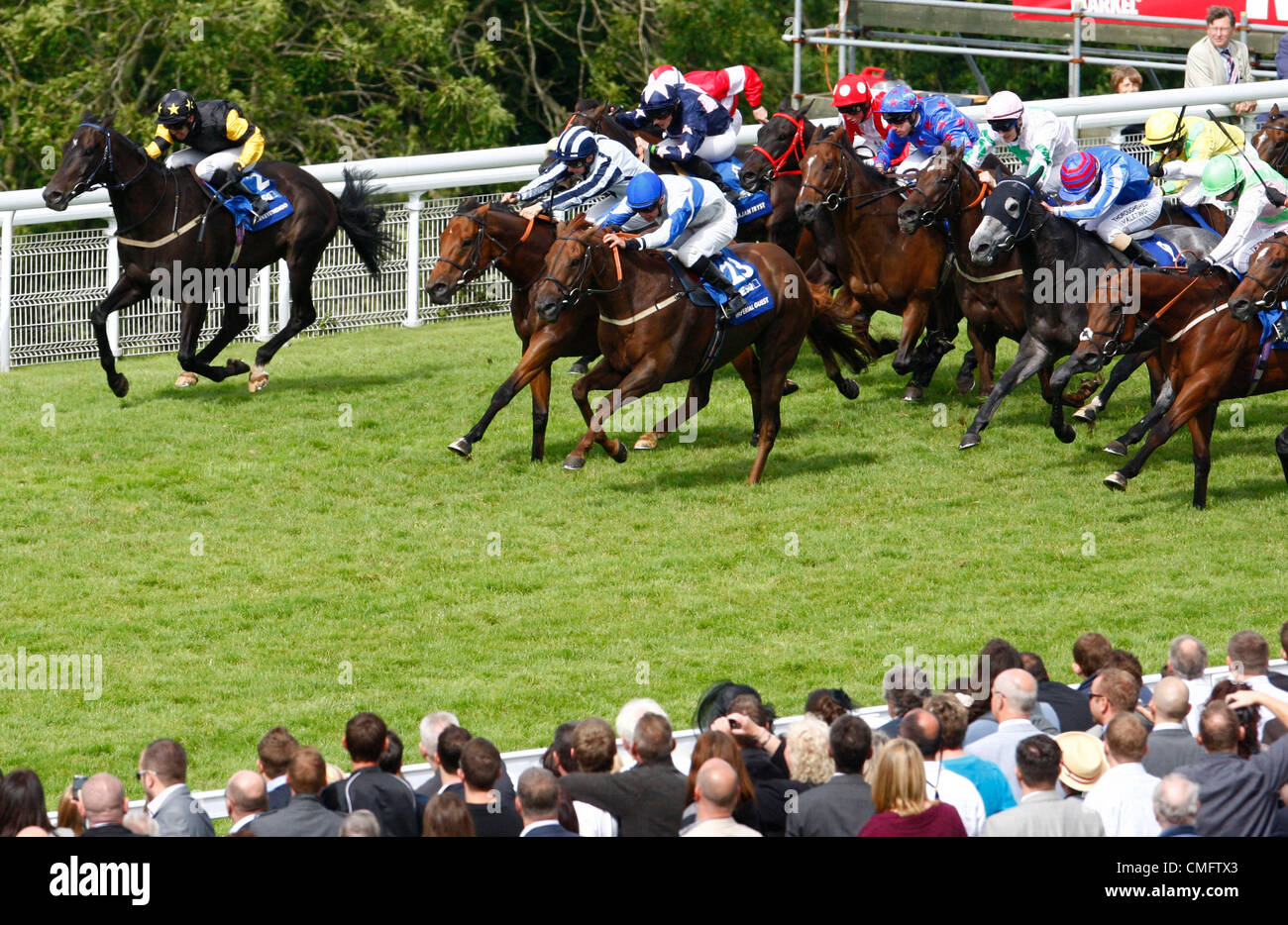 04.08.12 Chichester, Angleterre G Lee le Hawkeyethenoo (IRE) au poteau d'un 2ème Hamblett sur Imperial Guest et 3ème Darren E Egan sur Lui Rei (ITY) en action au cours de l'Blue Square Bet Steward's Cup ( Handicap Patrimoine) au Festival de Goodwood glorieuse sur cinq jours Banque D'Images 04.08.12 Chichester, Angleterre G Lee le Hawkeyethenoo (IRE) au poteau d'un 2ème Hamblett sur Imperial Guest et 3ème Darren E Egan sur Lui Rei (ITY) en action au cours de l'Blue Square Bet Steward's Cup ( Handicap Patrimoine) au Festival de Goodwood glorieuse sur cinq jours Banque D'Images