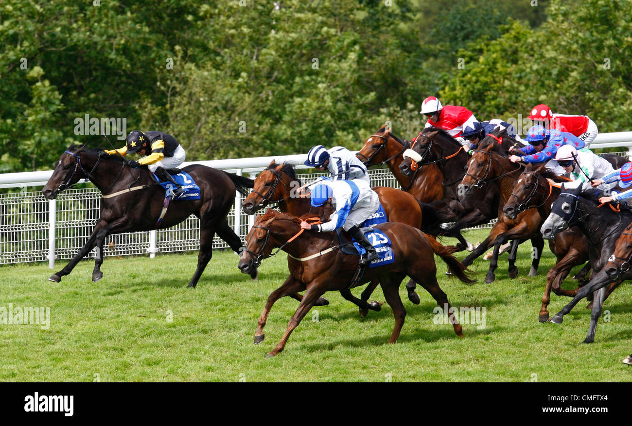 04.08.12 Chichester, Angleterre G Lee le Hawkeyethenoo (IRE) au poteau d'un 2ème Hamblett sur Imperial Guest et 3ème Darren E Egan sur Lui Rei (ITY) en action au cours de l'Blue Square Bet Steward's Cup ( Handicap Patrimoine) au Festival de Goodwood glorieuse sur cinq jours Banque D'Images 04.08.12 Chichester, Angleterre G Lee le Hawkeyethenoo (IRE) au poteau d'un 2ème Hamblett sur Imperial Guest et 3ème Darren E Egan sur Lui Rei (ITY) en action au cours de l'Blue Square Bet Steward's Cup ( Handicap Patrimoine) au Festival de Goodwood glorieuse sur cinq jours Banque D'Images