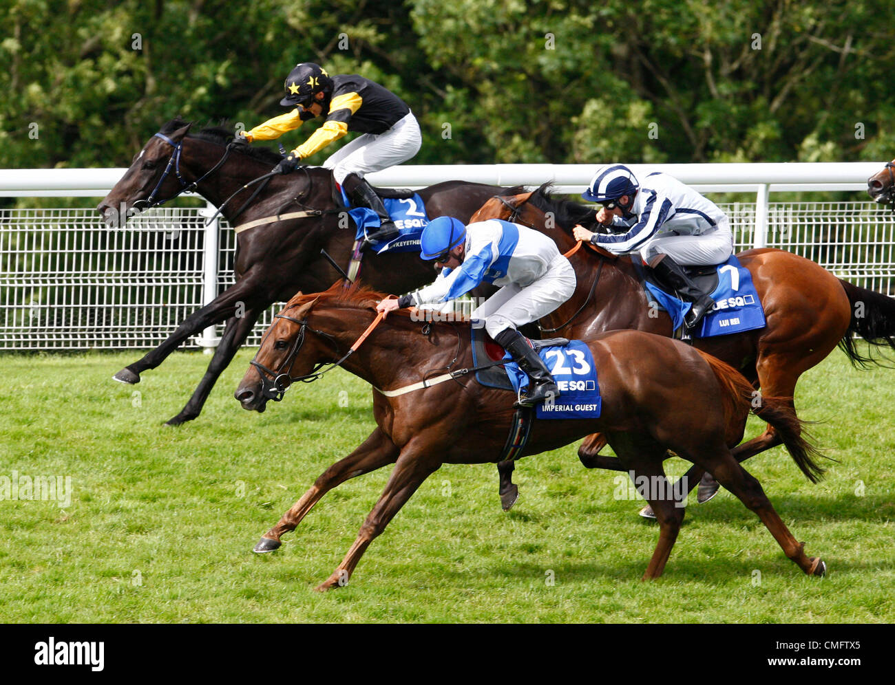 04.08.12 Chichester, Angleterre G Lee le Hawkeyethenoo (IRE) au poteau d'un 2ème Hamblett sur Imperial Guest et 3ème Darren E Egan sur Lui Rei (ITY) en action au cours de l'Blue Square Bet Steward's Cup ()Handicap patrimoine glorieux à Goodwood Festival sur cinq jours Banque D'Images 04.08.12 Chichester, Angleterre G Lee le Hawkeyethenoo (IRE) au poteau d'un 2ème Hamblett sur Imperial Guest et 3ème Darren E Egan sur Lui Rei (ITY) en action au cours de l'Blue Square Bet Steward's Cup ()Handicap patrimoine glorieux à Goodwood Festival sur cinq jours Banque D'Images