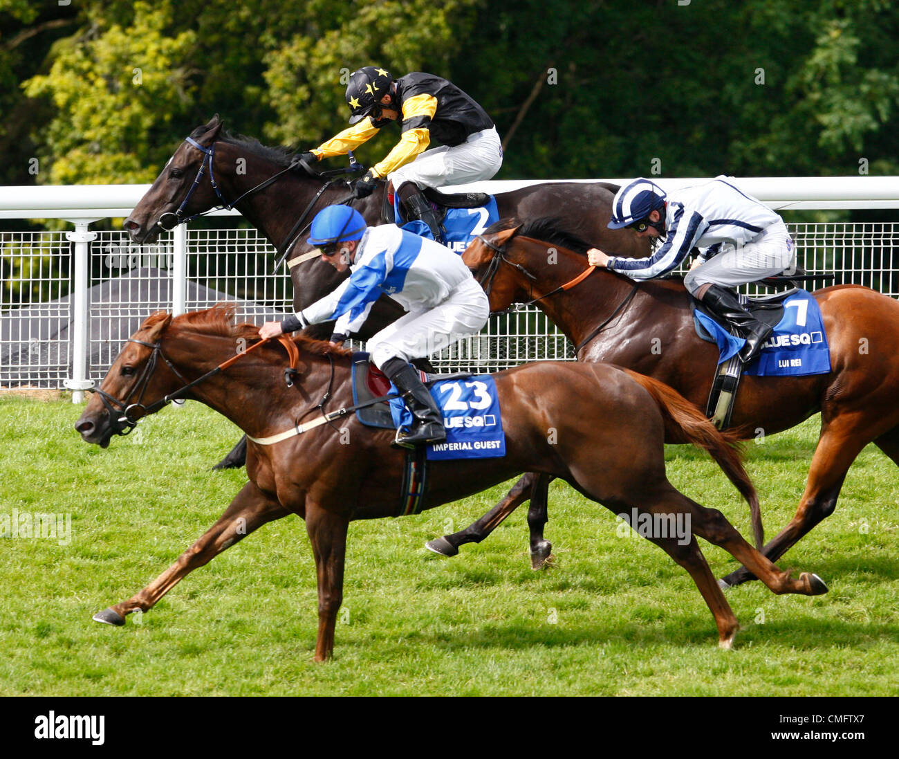 04.08.12 Chichester, Angleterre G Lee le Hawkeyethenoo (IRE) winning post 2ème UN Hamblett sur Imperial Guest et 3ème Darren E Egan sur Lui Rei (ITY) en action au cours de l'Blue Square Bet Steward's Cup ( Handicap Patrimoine) au Festival de Goodwood glorieuse sur cinq jours Banque D'Images 04.08.12 Chichester, Angleterre G Lee le Hawkeyethenoo (IRE) winning post 2ème UN Hamblett sur Imperial Guest et 3ème Darren E Egan sur Lui Rei (ITY) en action au cours de l'Blue Square Bet Steward's Cup ( Handicap Patrimoine) au Festival de Goodwood glorieuse sur cinq jours Banque D'Images