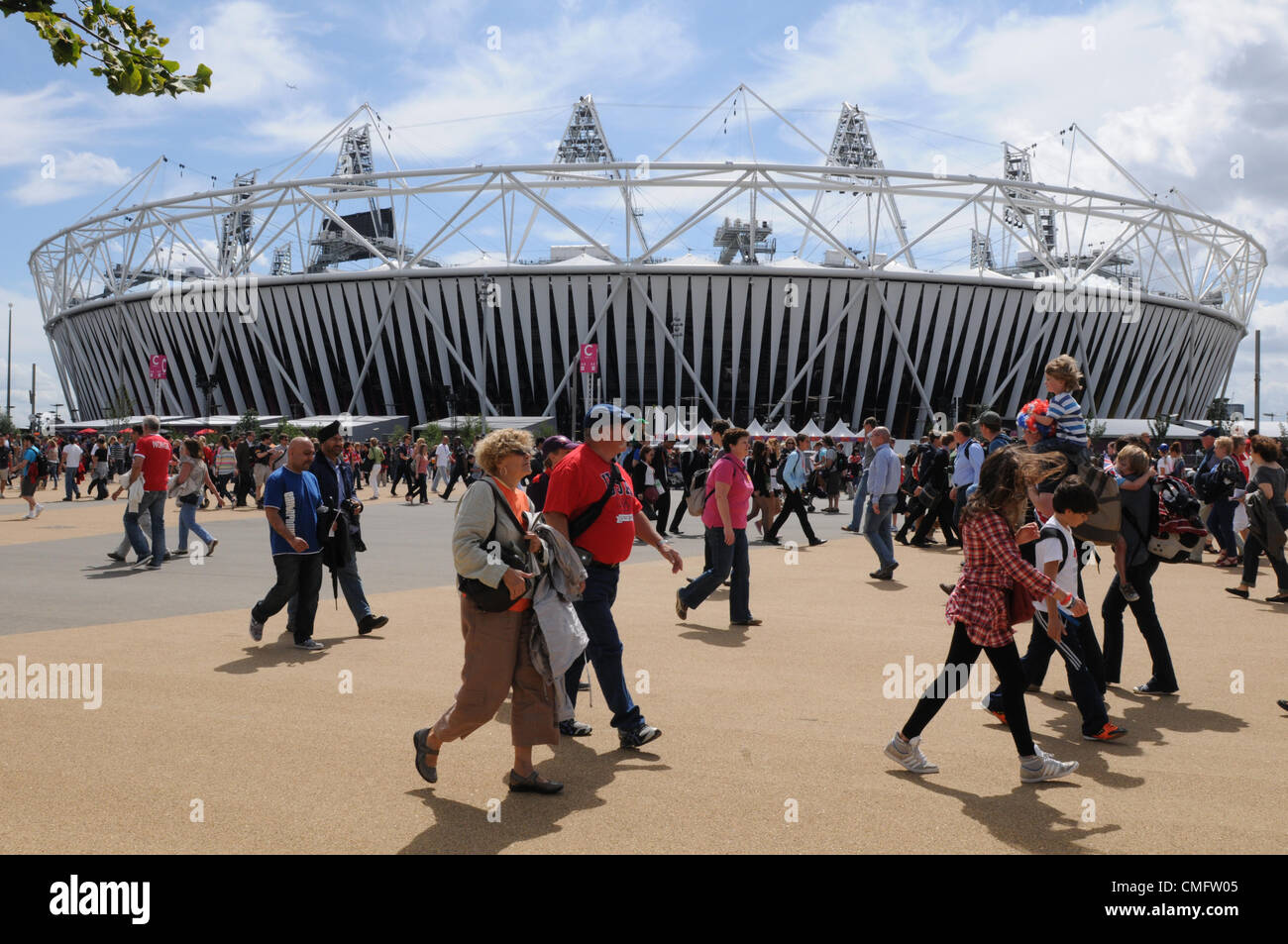 La foule sur la façon de voir les événements olympiques, à pied par le stade de l'athlétisme dans le Parc olympique de Londres 2012, le vendredi 3 août 2012. Banque D'Images