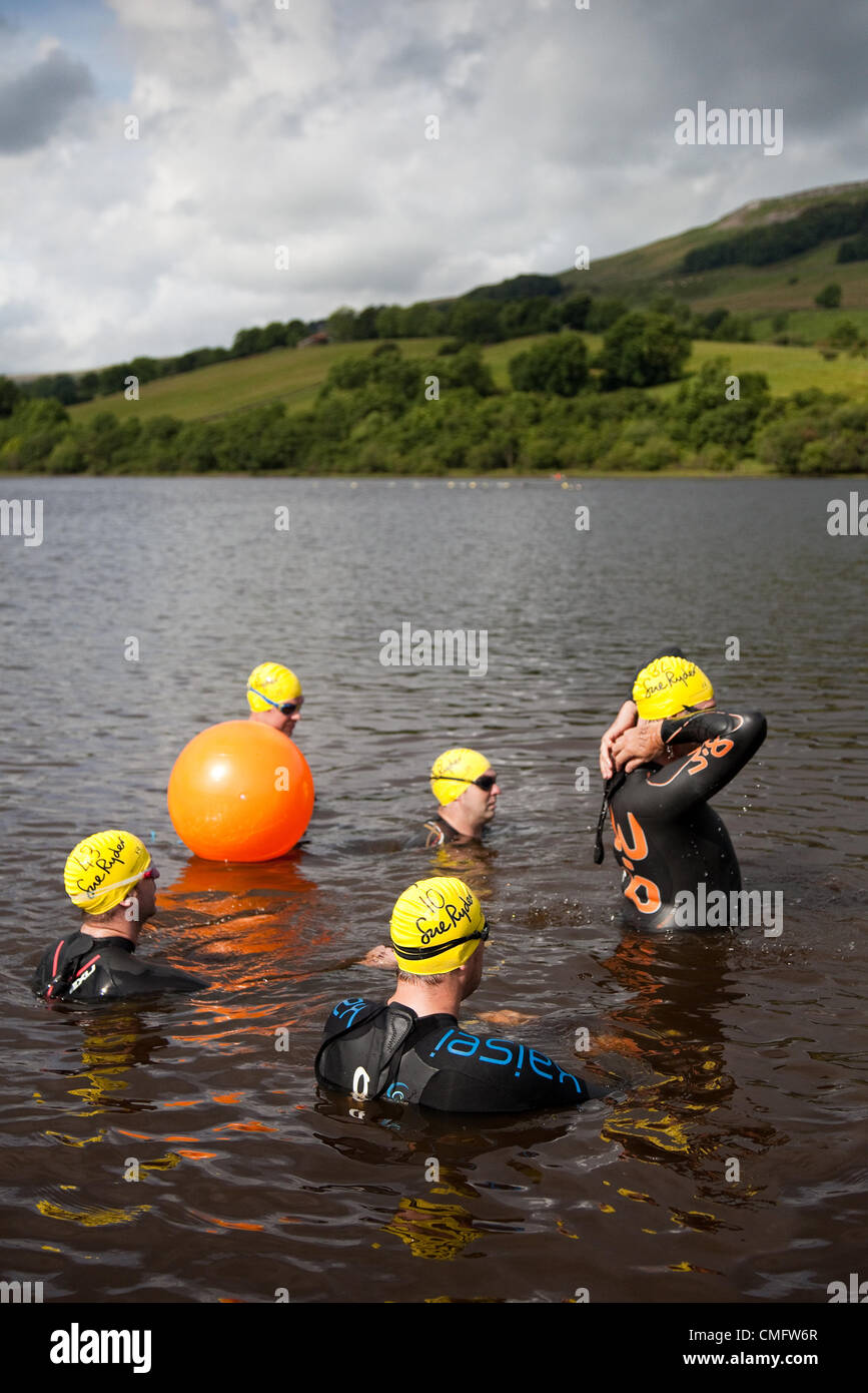 Nageurs caritatifs dans le Yorkshire, Royaume-Uni. Semer Water est le plus grand lac naturel du Yorkshire, près du magnifique village de Hawes, dans le nord du Yorkshire. Les concurrents de la Sue Ryder DIP dans les North Yorkshire Dales, une baignade caritative annuelle d'un kilomètre qui se tient le samedi 4th août 2012 Banque D'Images