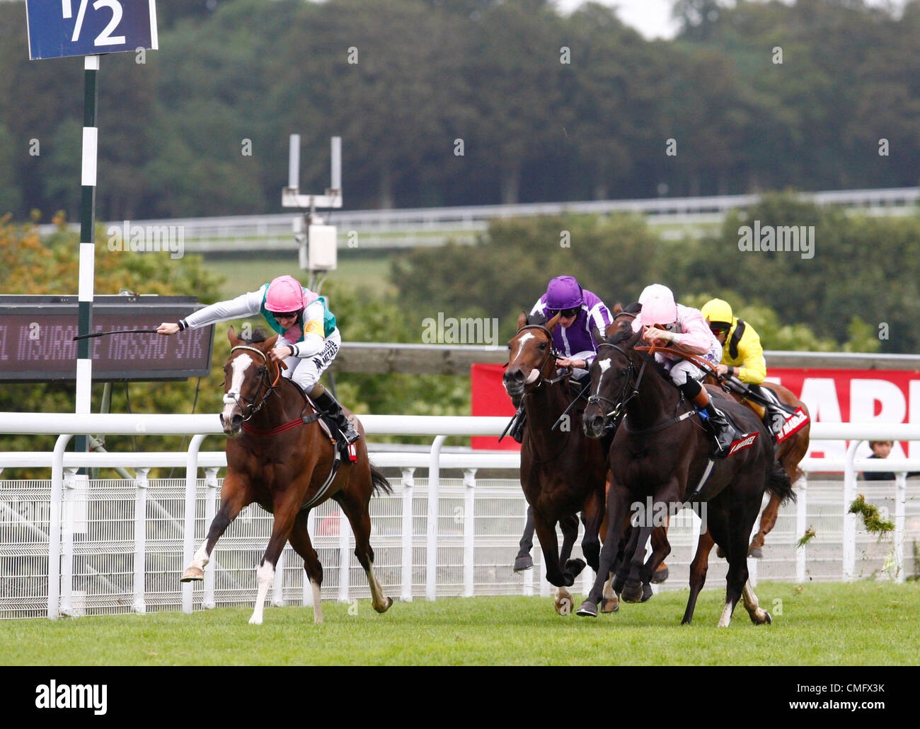 04.08.12 Chichester, Angleterre TOM P Queally sur garde-temps et Richard Hughes sur la Fugue en action au cours de l'assurance Markel Nassau Stakes ( La série des Champions) ( groupe 1) au Festival de Goodwood glorieuse sur cinq jours Banque D'Images 04.08.12 Chichester, Angleterre TOM P Queally sur garde-temps et Richard Hughes sur la Fugue en action au cours de l'assurance Markel Nassau Stakes ( La série des Champions) ( groupe 1) au Festival de Goodwood glorieuse sur cinq jours Banque D'Images