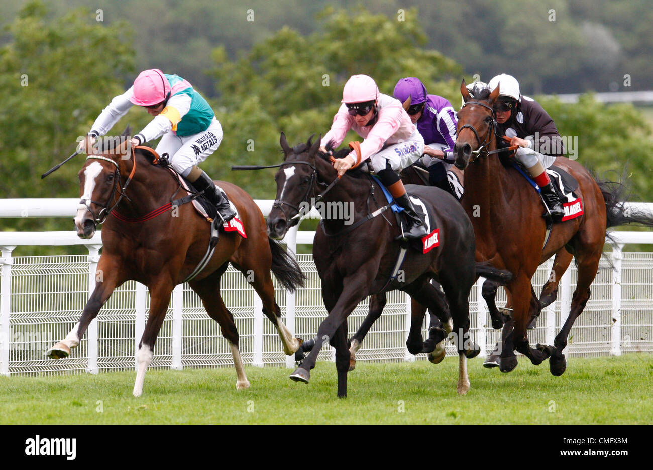 04.08.12 Chichester, Angleterre TOM P Queally sur garde-temps et Richard Hughes sur la Fugue en action au cours de l'assurance Markel Nassau Stakes ( La série des Champions) ( groupe 1) au Festival de Goodwood glorieuse sur cinq jours Banque D'Images 04.08.12 Chichester, Angleterre TOM P Queally sur garde-temps et Richard Hughes sur la Fugue en action au cours de l'assurance Markel Nassau Stakes ( La série des Champions) ( groupe 1) au Festival de Goodwood glorieuse sur cinq jours Banque D'Images
