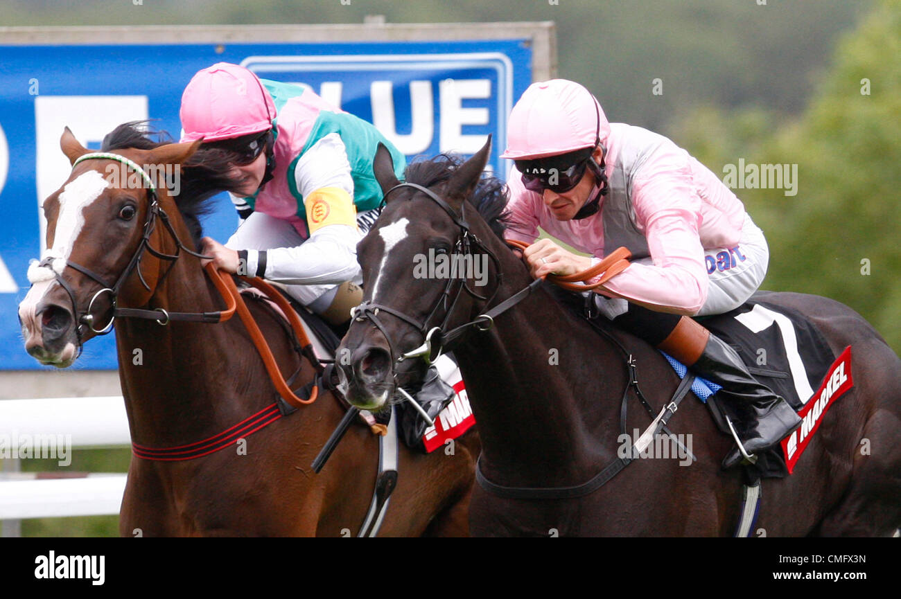 04.08.12 Chichester, Angleterre Richard Hughes sur la Fugue va au-dessus au poteau en action au cours de l'assurance Markel Nassau Stakes ( La série des Champions) ( groupe 1) au Festival de Goodwood glorieuse sur cinq jours Banque D'Images 04.08.12 Chichester, Angleterre Richard Hughes sur la Fugue va au-dessus au poteau en action au cours de l'assurance Markel Nassau Stakes ( La série des Champions) ( groupe 1) au Festival de Goodwood glorieuse sur cinq jours Banque D'Images