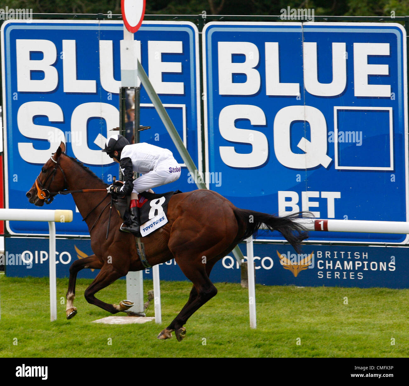 04.08.12 Chichester, Angleterre Luke Morris sur Motivado en action lors de la performance des pneus Toyo il Stakes ( Handicap)au Festival de Goodwood glorieuse sur cinq jours Banque D'Images 04.08.12 Chichester, Angleterre Luke Morris sur Motivado en action lors de la performance des pneus Toyo il Stakes ( Handicap)au Festival de Goodwood glorieuse sur cinq jours Banque D'Images