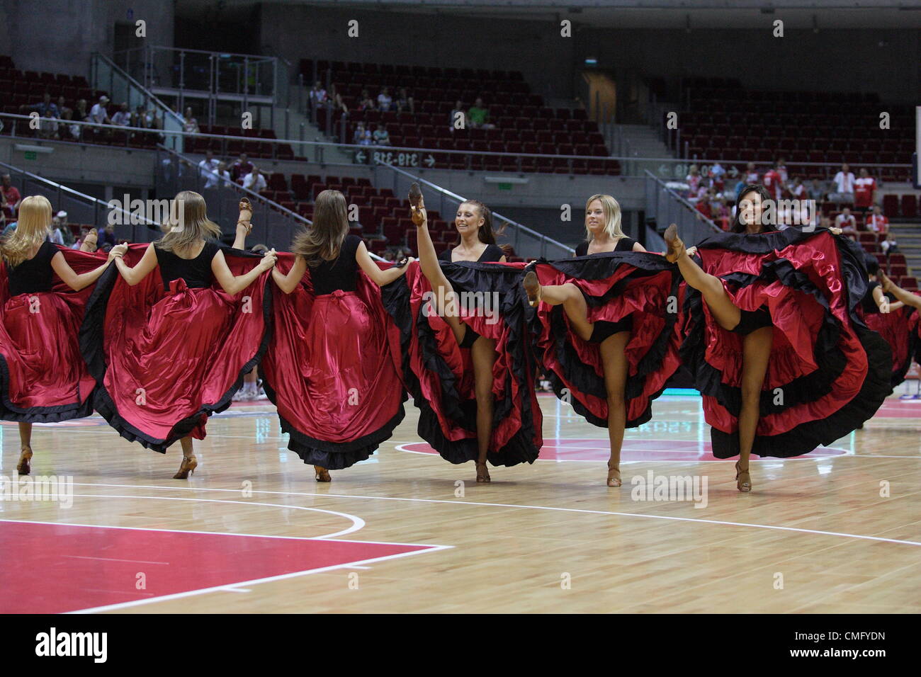 Sopot, Pologne 4th, Août 2012 International Cup Panier de Sopot. L'équipe de meneurs de danse Flex Sopot effectuer pendant la mi-temps. Banque D'Images