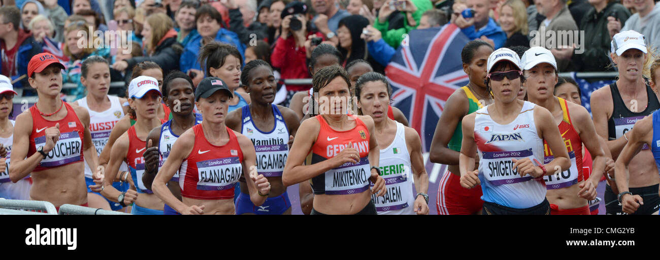 05.08.2012. Londres en Angleterre. Irina Mikitenko de l'Allemagne (C) et les autres concurrents d'exécution lors du marathon féminin dans le cadre de l'athlétisme des Jeux Olympiques de Londres 2012, l'athlétisme, Londres, Grande-Bretagne, 05 août 2012. Banque D'Images