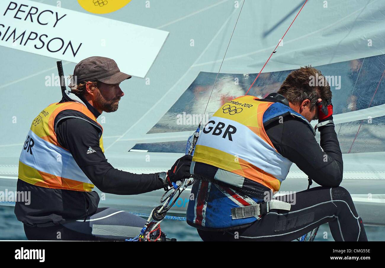 La voile olympique, action pendant les Jeux Olympiques de 2012 à Londres au lieu de Weymouth et Portland, Dorset, Angleterre, Royaume-Uni. Iain Percy vidéo Andrew Simpson après avoir perdu leur médaille d position sur la dernière partie de la classe Star course à la voile olympique lieu aujourd'hui 5 août 2012 Banque D'Images