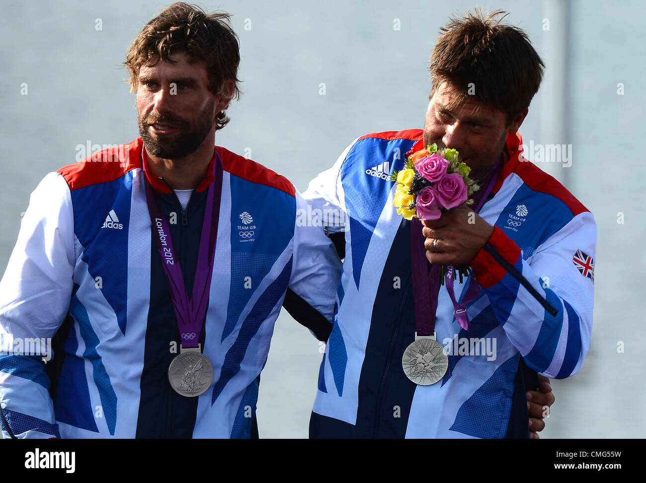 La voile olympique, action pendant les Jeux Olympiques de 2012 à Londres au lieu de Weymouth et Portland, Dorset, Angleterre, Royaume-Uni. Iain Percy et Andrew Simpson avec leurs médailles d'août 5th, 2012 PHOTO : SERVICE DE PRESSE DE DORSET Banque D'Images