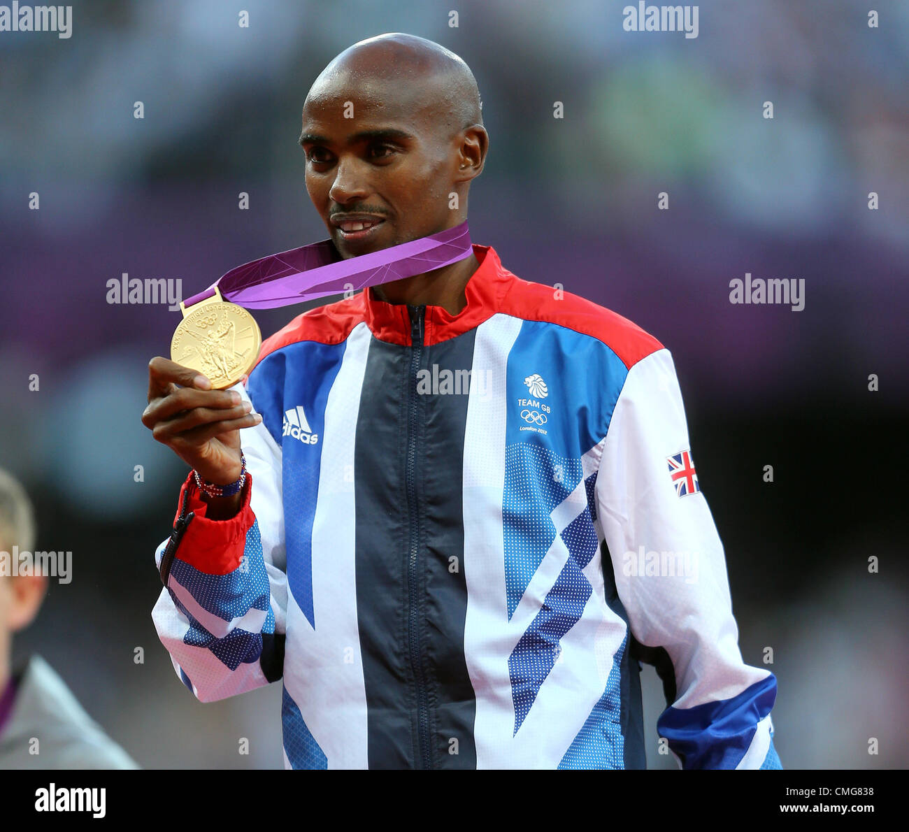 MO FARAH AVEC MÉDAILLE D'OR Banque D'Images