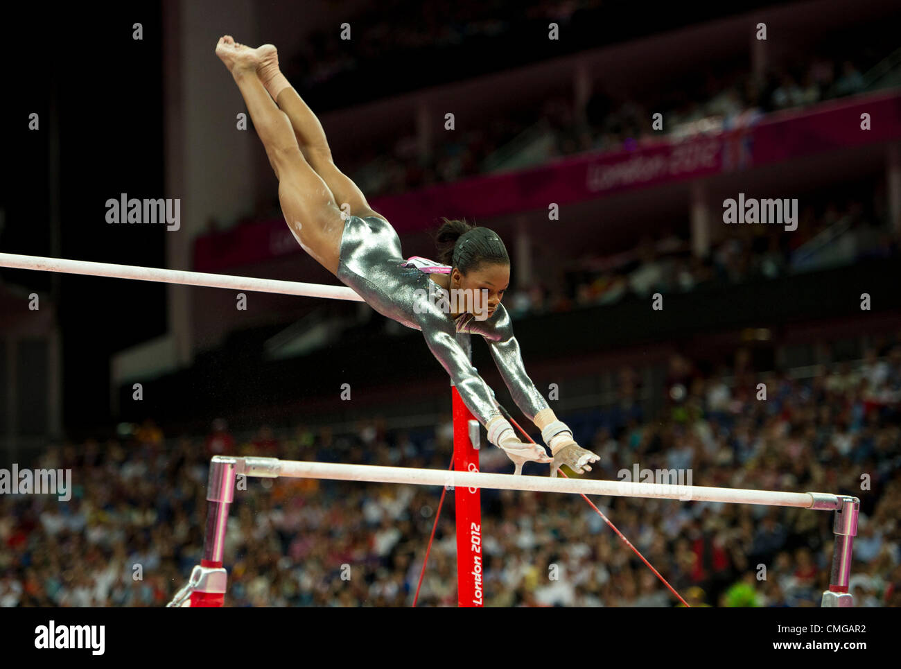 Le 6 août 2012 - Londres, Angleterre, Royaume-Uni - Gabrielle Douglas parfums dans la Women's barres asymétriques gymnastique artistique et terminé dernier dans les Jeux Olympiques de Londres en 2012 à la North Greenwich Arena sur août 06,2012 à Londres, Royaume-Uni. (Crédit Image : © Paul Kitagaki Jr./ZUMAPRESS.com) Banque D'Images