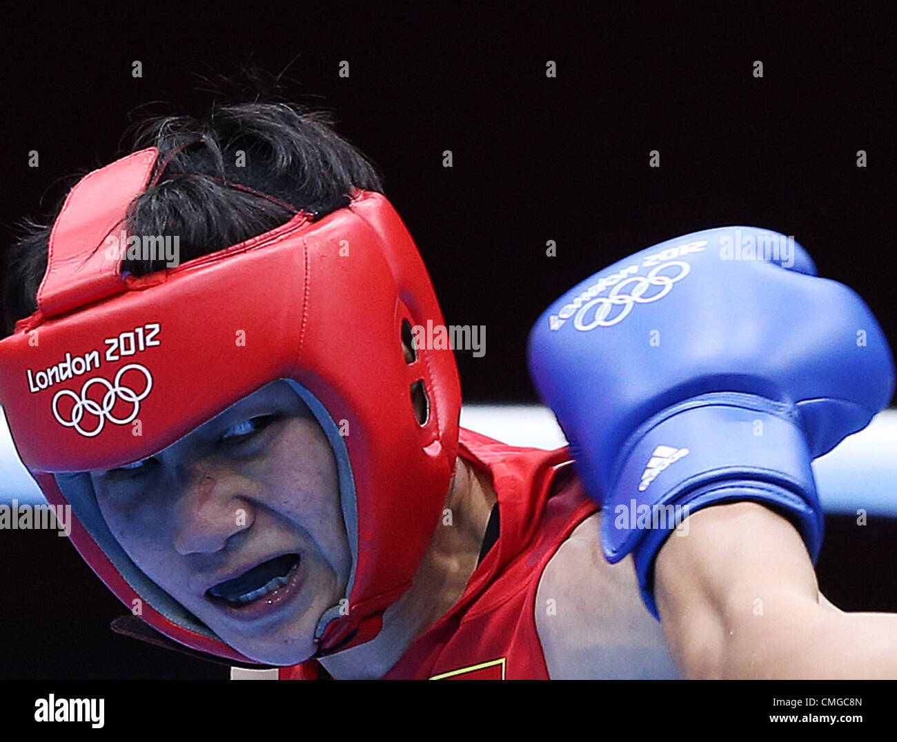 06.08.2012. Londres en Angleterre. Dong Cheng de Chine (rouge) Mavzuna Chorieva entre en concurrence avec de la Russie au cours de la de match quart women's light (60 kg) à l'événement de boxe pour les Jeux Olympiques de 2012 à Londres, Londres, Angleterre, le 6 août 2012. Dong Cheng perd le match 8-13. Banque D'Images