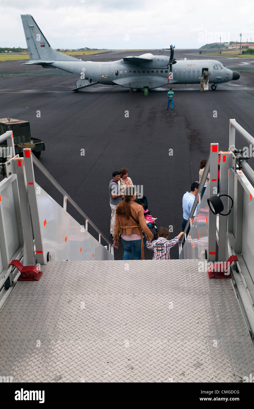 Hier, les membres de la 65e Escadre de la Base aérienne en charge d'une journée portes ouvertes organisée par l'Armée de l'Air portugaise partenaires à Lajes Field. La coopération et la solidarité avec les Portugais et les forces de l'air américaine a permis à la base d'ouvrir ses portes au cours des Açores' la plus chargée de l'année dans l'île de Terceira Praia, Fest. La journée portes ouvertes a été l'occasion pour l'équipe de présenter de Lajes. L'événement présentait diverses activités dont un mini-bazar, des démonstrations de chien de travail militaire, avion affiche et des spectacles vivants par Rock après minuit (R.A.M) et l'USAFE Band, Touch 'n Go. Banque D'Images