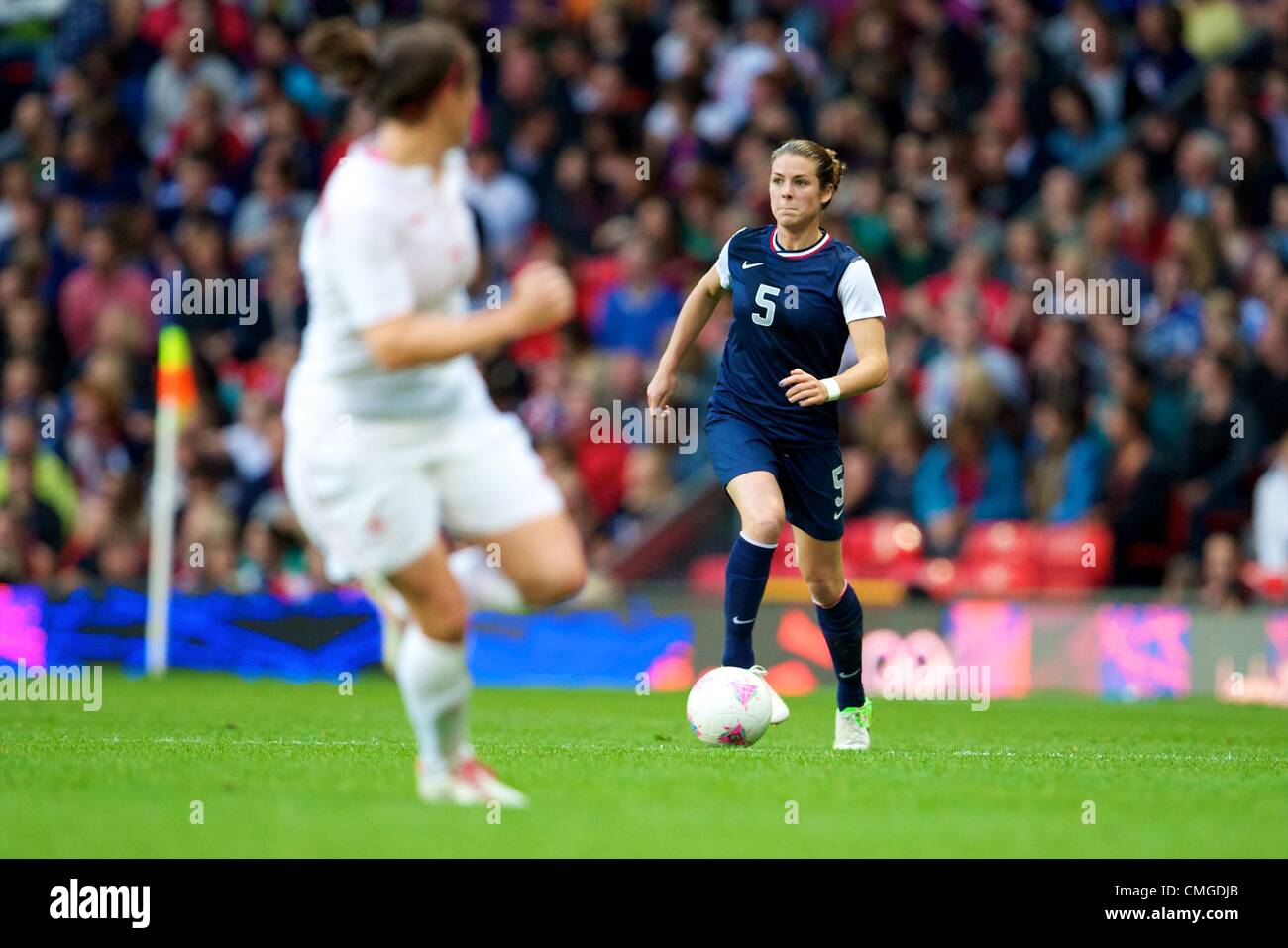 06.08.2012 Manchester, Angleterre. United States Team USA defender Kelley O'Hara en action pendant la demi-finale du match entre Team USA et Canada à Old Trafford. USA a reçu une blessure fin fois gagnant d'aller jusqu'à la médaille d'or par la marque de 4-3. Banque D'Images