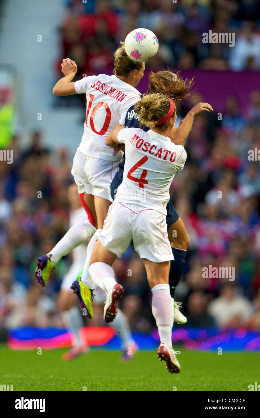 06.08.2012 Manchester, Angleterre. Carmelina Moscato et défenseur du Canada Canada defender Lauren Sesselmann en action pendant la demi-finale du match entre Team USA et Canada à Old Trafford. USA a reçu une blessure fin fois gagnant d'aller jusqu'à la médaille d'or par la marque de 4-3. Banque D'Images