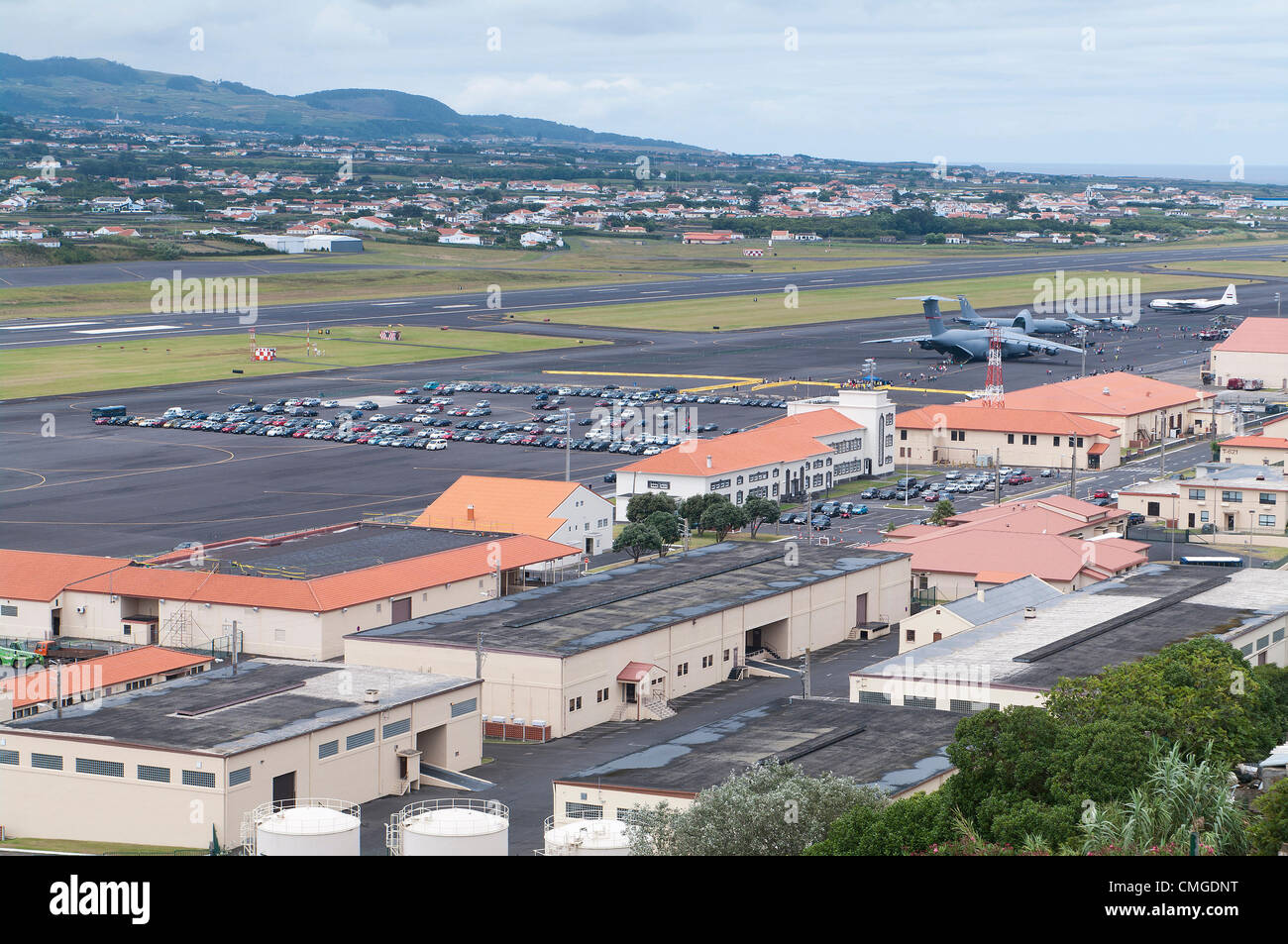 Hier, les membres de la 65e Escadre de la Base aérienne en charge d'une  journée portes ouvertes organisée par l'Armée de l'Air portugaise  partenaires à Lajes Field. La coopération et la solidarité