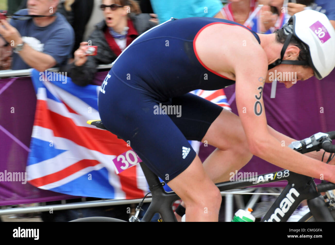 7e août 2012. Hyde Park Corner, London, UK. 7 août 2012. L'un des frères Brownlee équitation dans le stade du cycle. Le men's triathlon se déroule à travers et autour de Hyde Park. Crédit : Matthieu Chattle / Alamy Live News Banque D'Images