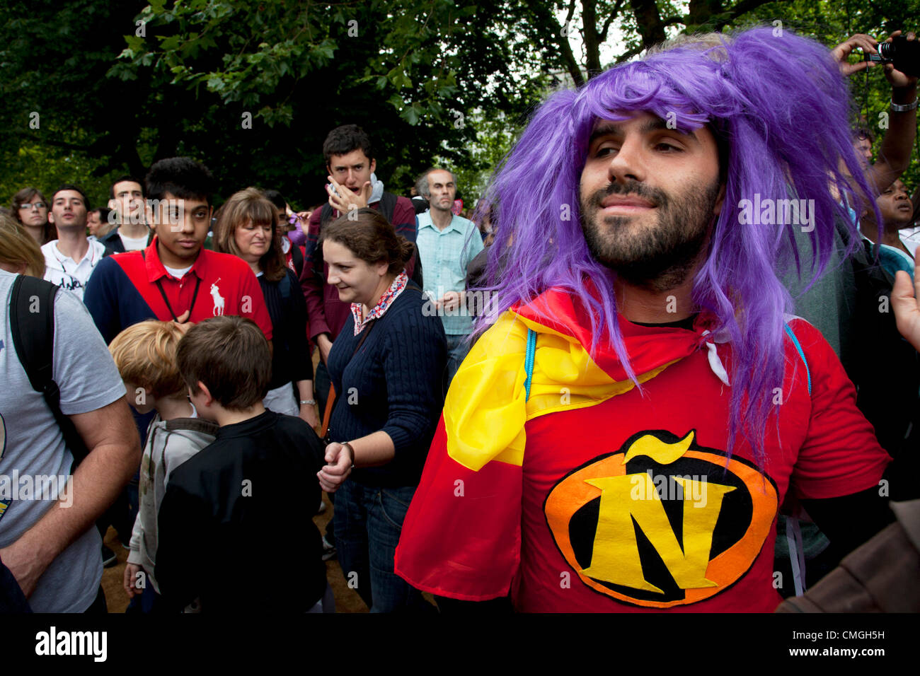 Londres, Royaume-Uni. Mardi 7 août 2012. Men's Triathlon organisé à Hyde Park. Fans de l'événement se rassemblent pour surveiller dans diverses tenues et formes. Ces super héros habillé en fille Hit sont fans de l'équipe de l'Espagne. Banque D'Images