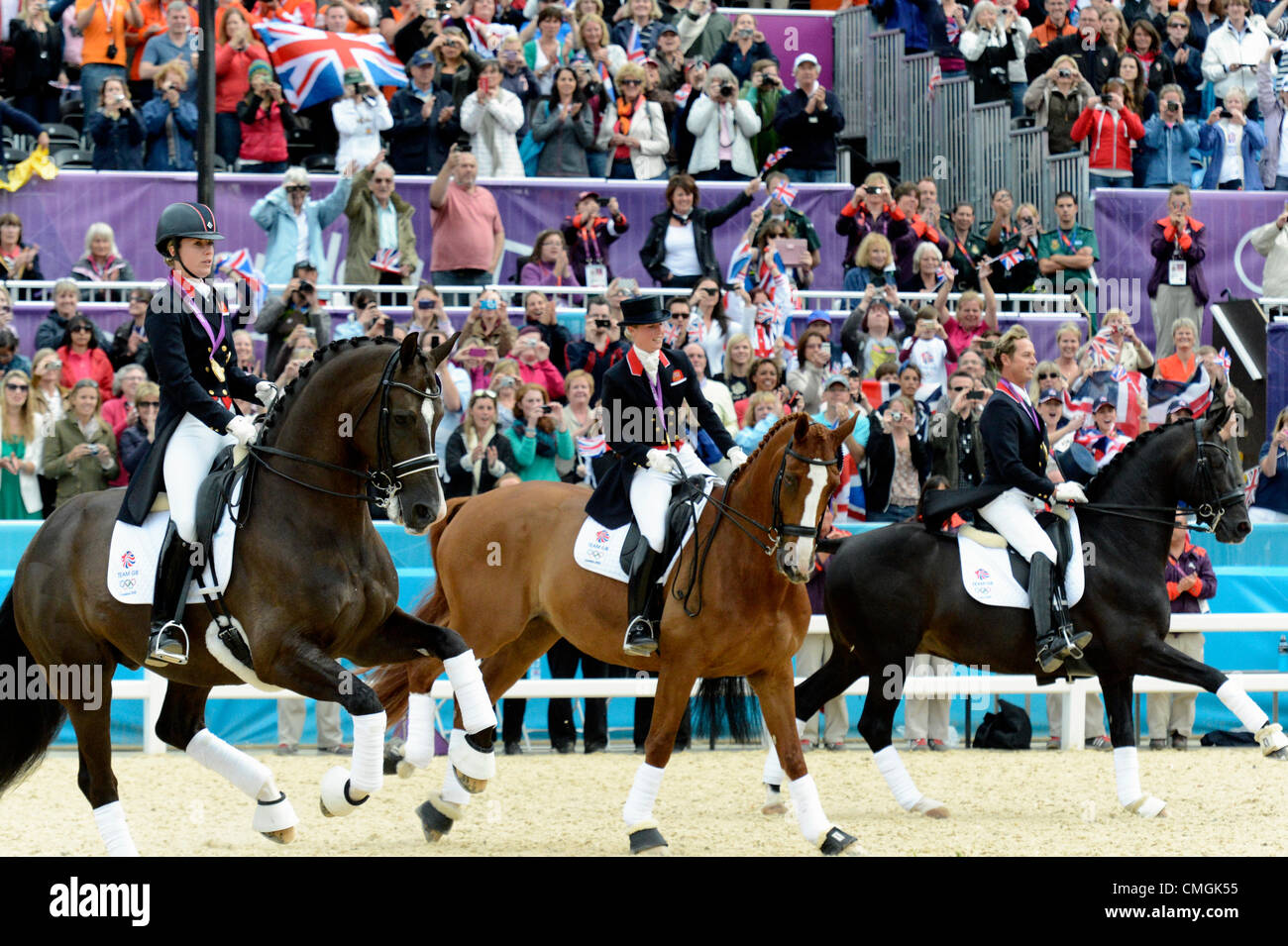 07.08.2012. Londres, Angleterre. Le Parc de Greenwich. L'Équipe Équestre Olympique de dressage. Gold Medals Grande-bretagne de gauche à droite,Charlotte Dujardin , Laura Bechtolsheimer et Carl Hester. Britains première médaille olympique en dressage la parade de la Victoire avant de foule Banque D'Images