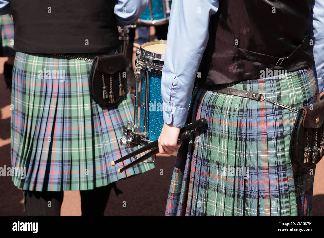George Square, centre-ville de Glasgow, Écosse, Royaume-Uni, mardi 7 août 2012. Dartmouth et District Pipe Band batteurs de Halifax, en Nouvelle-Écosse, au Canada, à l'événement Piping Live Banque D'Images