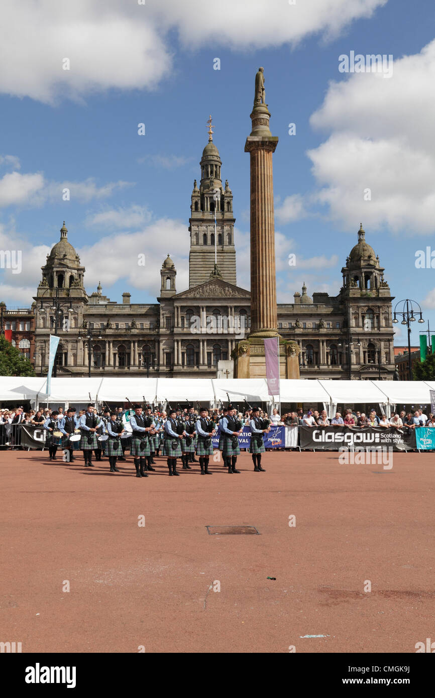 George Square, centre-ville de Glasgow, Écosse, Royaume-Uni, mardi, 7 août 2012. Dartmouth et District Pipe Band, de Halifax, en Nouvelle-Écosse, au Canada, se sont performances à l'événement Piping Live Banque D'Images