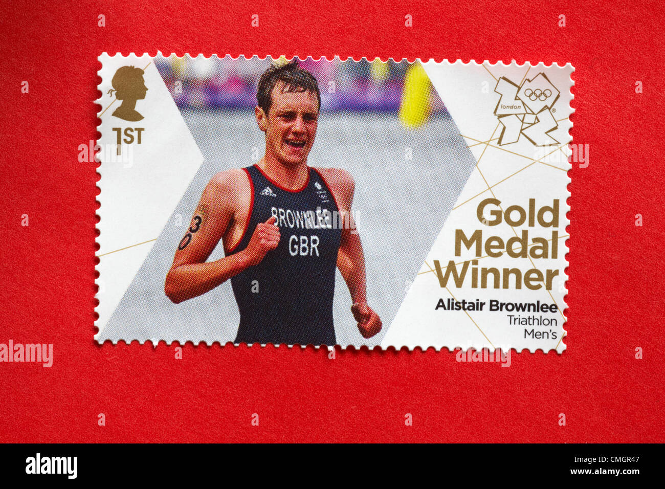 UK Mercredi 8 août 2012. Stamp à honneur médaillé d'Alistair Brownlee dans l'épreuve masculine de triathlon. Timbre acheté et collé sur l'enveloppe rouge à envoyer à supporter olympique. Credit : Carolyn Jenkins / Alamy Live News Banque D'Images