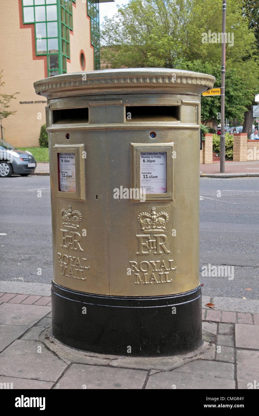 Isleworth, Londres, Royaume-Uni. Le mercredi 8 août 2012. Royal Mail post box à Isleworth est peint pour commémorer la société britannique Mo Farah et ses 10 000m médaille d'or aux Jeux Olympiques de 2012 à Londres le 4 août 2012. Banque D'Images