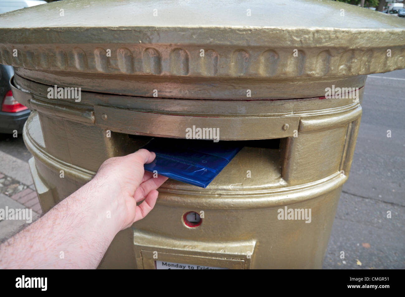 8 août 2012. Royal Mail post box à Isleworth, Londres a peint pour commémorer la société britannique Mo Farah a 10 000m médaille d'or aux Jeux Olympiques de 2012 à Londres le 4 août 2012. Banque D'Images