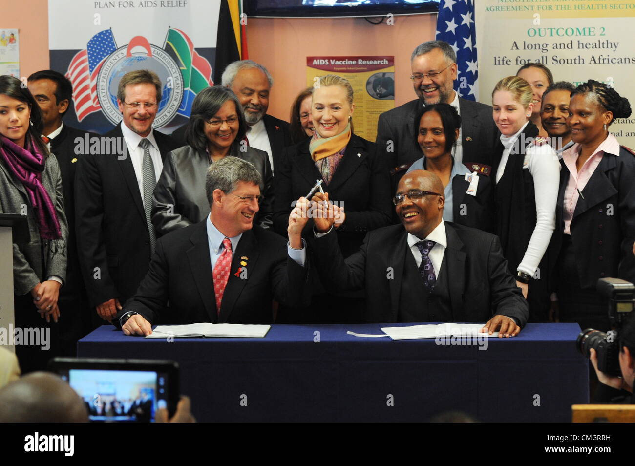 8e août 2012. CAPE TOWN, AFRIQUE DU SUD : La Secrétaire d'Etat américaine Hillary Clinton avec le ministre de la santé, Aaron Motsoaledi, et l'Ambassadeur des Etats-Unis Donald Lgi visiter le sud de Delft clinique pour la signature de l'exécution du Plan-cadre de partenariat le 8 août 2012 à Cape Town, Afrique du Sud. Le plan vise à combattre la propagation du VIH/ sida dans le pays. (Photo par Gallo Images / Foto24 / Michael Hammond). Credit : Gallo images / Alamy Live News Banque D'Images