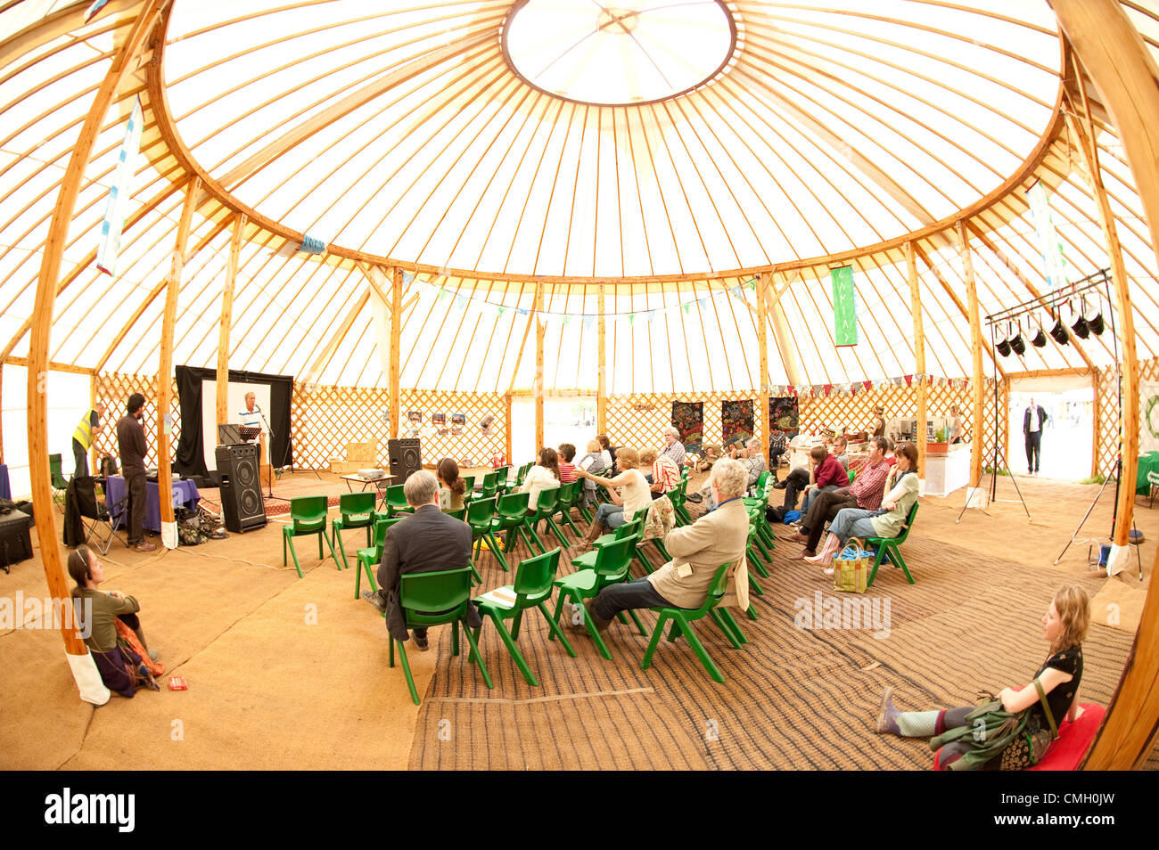 8 août 2012 à l'intérieur de la yourte tente dans la performance site vierge à à la la lumière au cinéma . Ce festival culturel annuel de la langue galloise est tenu en amérique du nord et du sud du pays de galles sur les deux ans. Cette année, le festival site est sur un terrain d'anciens près de Llantwit Major , dans la vallée de Glaorgan , à l'ouest de Cardiff Photo © Keith morris Banque D'Images