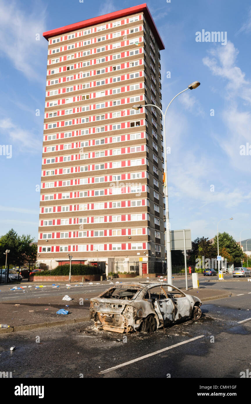 Belfast, Irlande du Nord. 9 Août, 2012. Voitures brûlées, des pierres et des tessons de bouteilles mortes Divis Street à l'Ouest de Belfast, après une nuit de troubles de joie pour commémorer l'introduction de l'internement en 1971. Banque D'Images