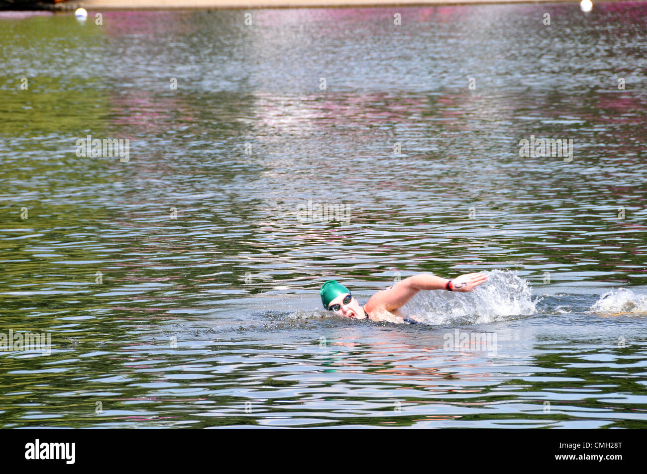 9 août 2012. Hyde Park, London, UK. 9 août 2012. Jeux Olympiques de Londres, des femmes 10k Marathon de natation dans la Serpentine, à Hyde Park. Crédit : Matthieu Chattle / Alamy Live News Banque D'Images