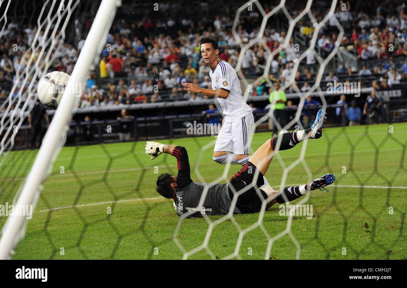 Le 8 août 2012 - Bronx, New York, États-Unis - A.C. Gardien de but Milan MARCO AMELIA tombe à ses côtés comme JOSE MARIA CALLEJON scores 5ème but du Real Madrid en deuxième moitié action comme Real Madrid gagne 5 à 1 plus de A.C. Milan. Real Madrid vs A.C. Milan. Yankee Stadium. (Crédit Image : © Bryan Smith/ZUMAPRESS.com) Banque D'Images