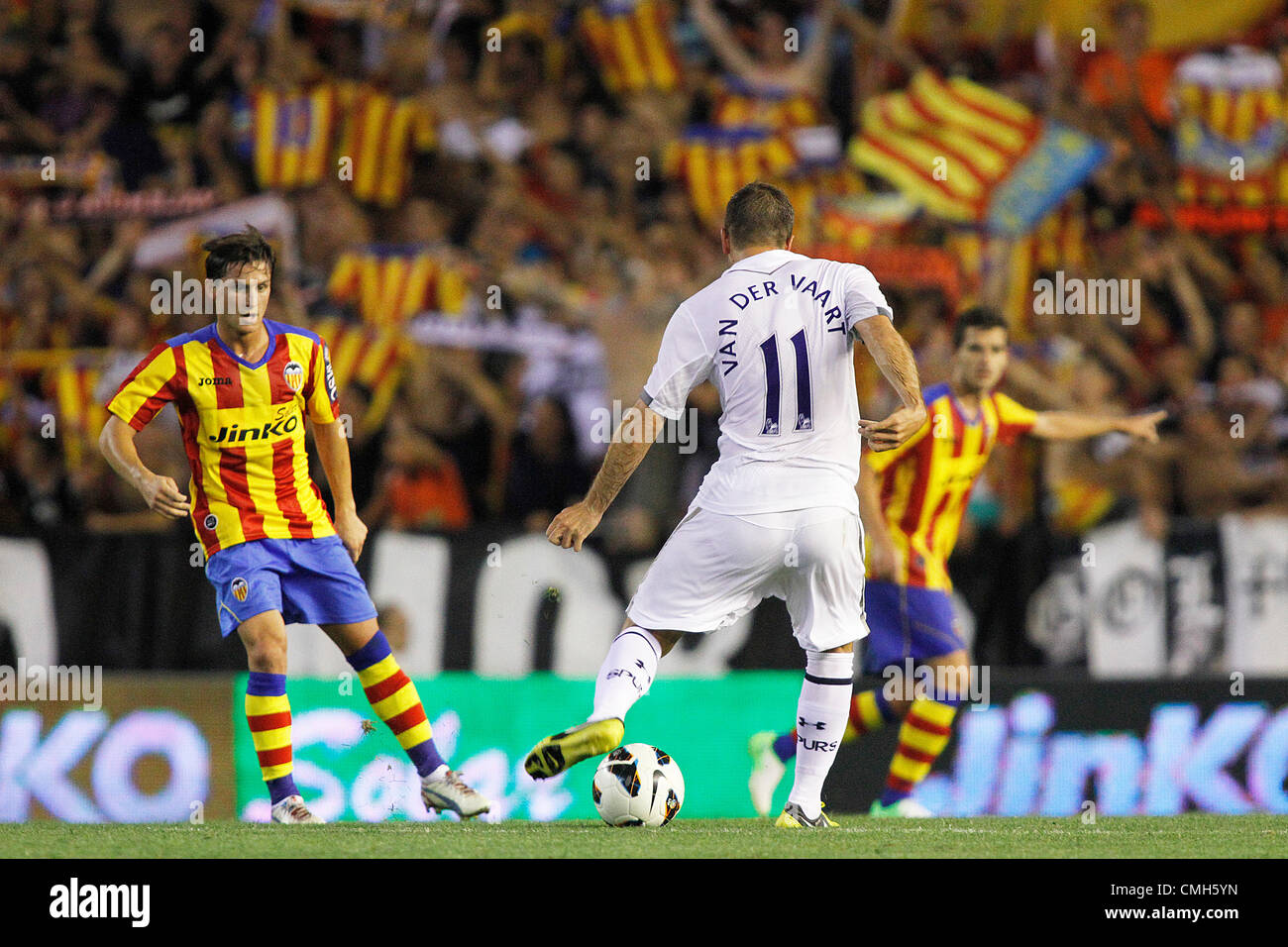 09/08/2012 - match amical pré saison - Valencia CF vs Tottenham Hotspurs - Estadio MESTALLA, Valence, Espagne - Van Der Vart passe le ballon contre Fernando Gago et Piatti Banque D'Images