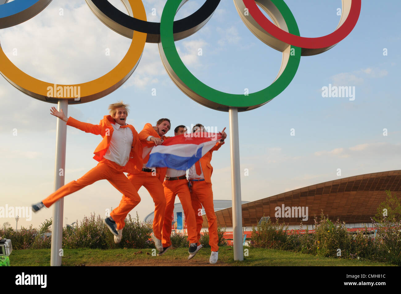 9 août 2012. Les partisans de Hollande sauter de joie devant les Anneaux Olympiques et le vélodrome olympique dans le parc olympique, Londres, le 9 août 2012. Banque D'Images