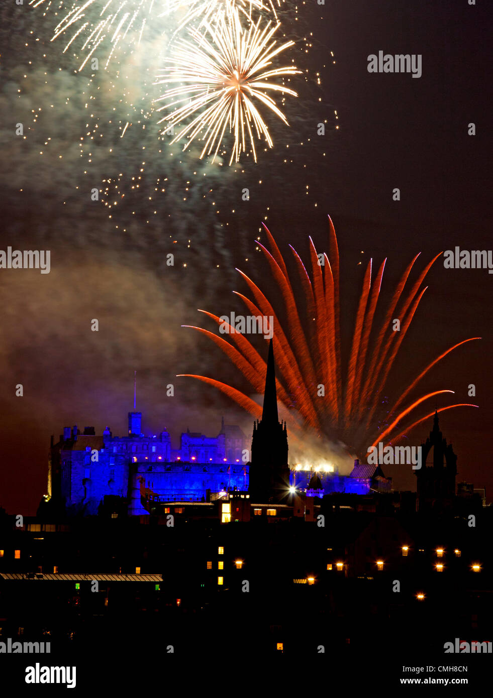 D'artifice sur le château d'Édimbourg à la fin d'exécution de l'Edinburgh Festival Tattoo 2012, Écosse, Royaume-Uni, Europe Banque D'Images