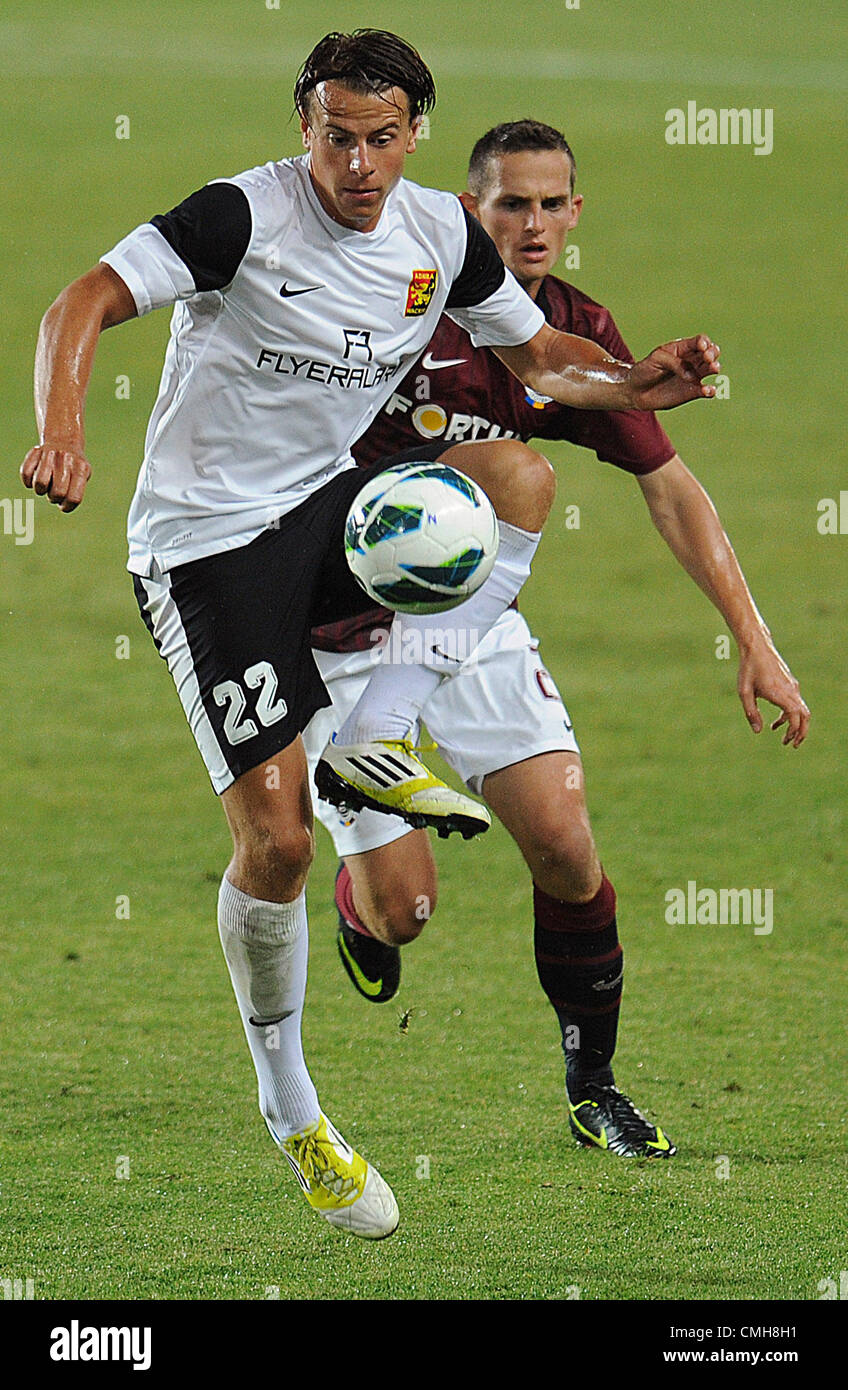 9 août 2012. Ondrej Svejdik (Sparte, droite) et Stefan Schwab (Admira) lors de leur troisième tour de qualification de la Ligue Europa match de foot AC Sparta Praha vs Admira Moedling à Prague, République tchèque, jeudi 9 août, 2012. (Photo/CTK Katerina Sulova) Banque D'Images