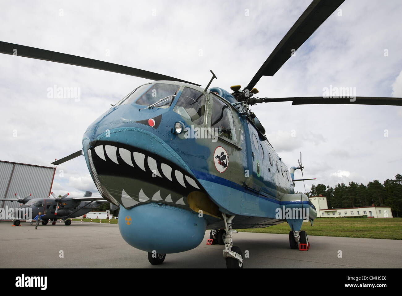 10 août 2012. Siemirowice sont les plus célèbres, en Pologne . 44e dans la base de l'Aéronavale Siemirowice sont les plus célèbres. L'hélicoptère Mi-14 se trouve dans la base. Nouvelle norme militaire soldats reçu fondée par les habitants locaux sur 10th, août 2012. Banque D'Images 10 août 2012. Siemirowice sont les plus célèbres, en Pologne . 44e dans la base de l'Aéronavale Siemirowice sont les plus célèbres. L'hélicoptère Mi-14 se trouve dans la base. Nouvelle norme militaire soldats reçu fondée par les habitants locaux sur 10th, août 2012. Banque D'Images