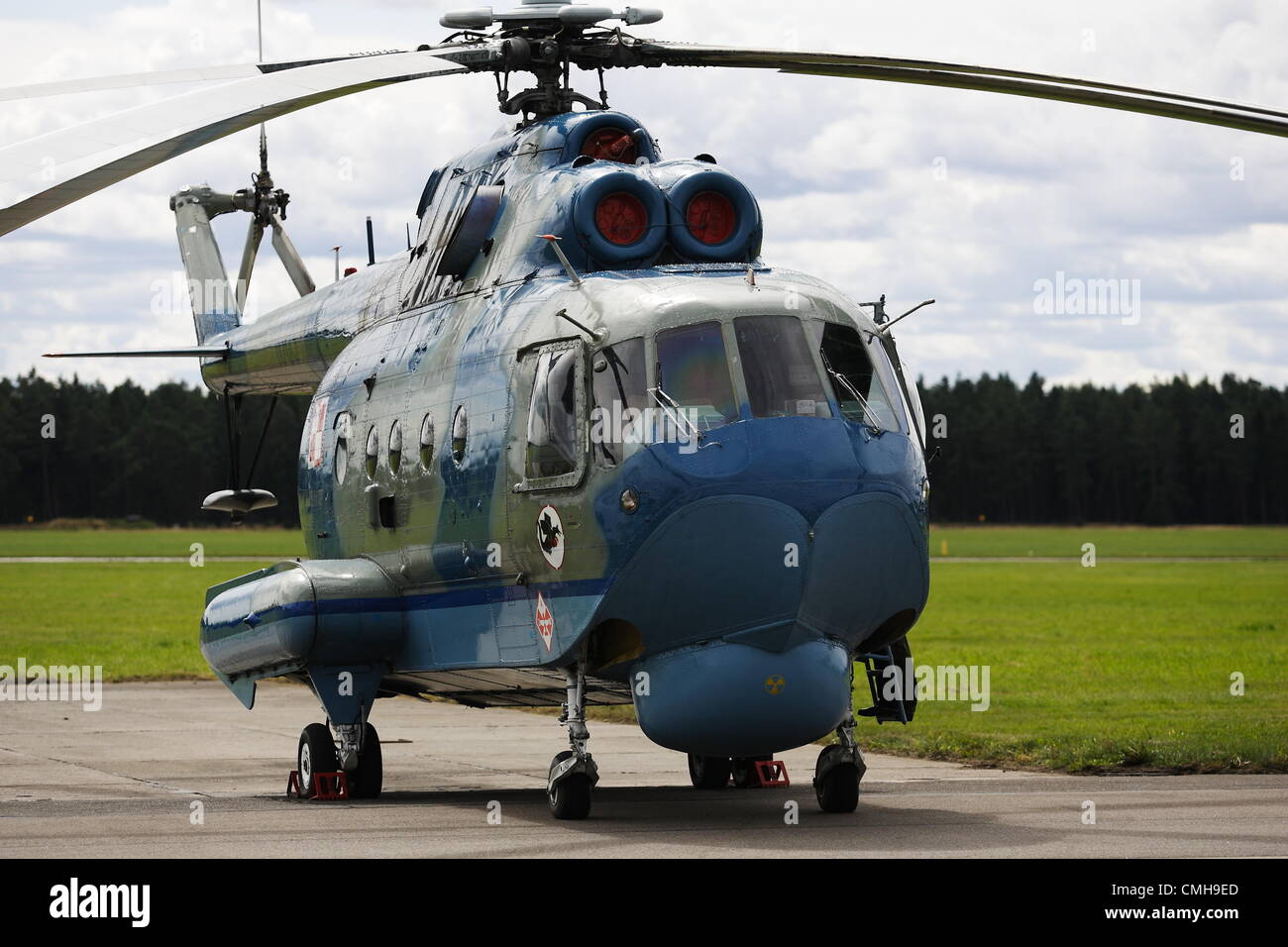 10 août 2012. Siemirowice sont les plus célèbres, en Pologne . 44e dans la base de l'Aéronavale Siemirowice sont les plus célèbres. L'hélicoptère Mi-14 se trouve dans la base. Nouvelle norme militaire soldats reçu fondée par les habitants locaux sur 10th, août 2012. Banque D'Images 10 août 2012. Siemirowice sont les plus célèbres, en Pologne . 44e dans la base de l'Aéronavale Siemirowice sont les plus célèbres. L'hélicoptère Mi-14 se trouve dans la base. Nouvelle norme militaire soldats reçu fondée par les habitants locaux sur 10th, août 2012. Banque D'Images