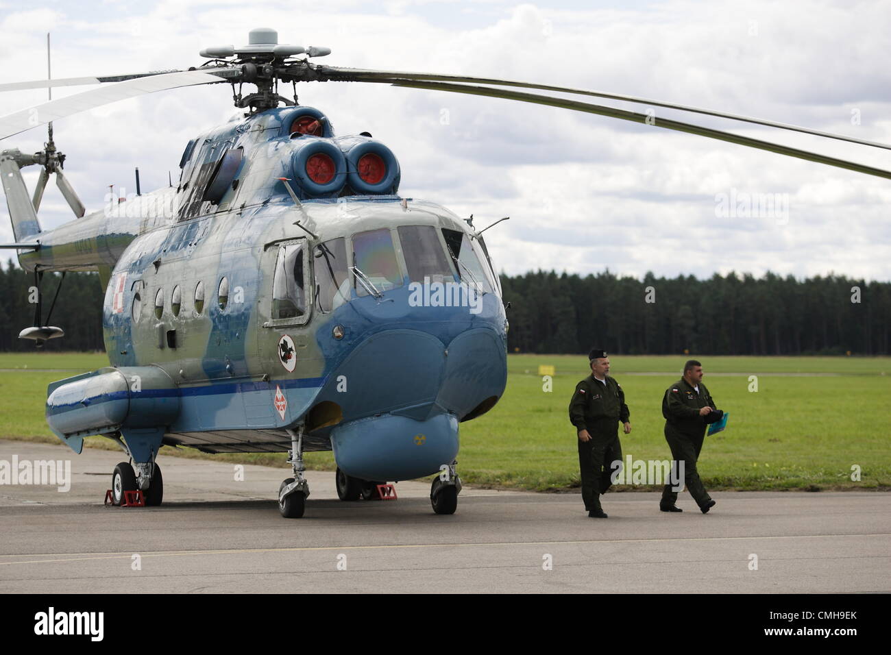 10 août 2012. Siemirowice sont les plus célèbres, en Pologne . 44e dans la base de l'Aéronavale Siemirowice sont les plus célèbres. L'hélicoptère Mi-14 se trouve dans la base. Nouvelle norme militaire soldats reçu fondée par les habitants locaux sur 10th, août 2012. Banque D'Images 10 août 2012. Siemirowice sont les plus célèbres, en Pologne . 44e dans la base de l'Aéronavale Siemirowice sont les plus célèbres. L'hélicoptère Mi-14 se trouve dans la base. Nouvelle norme militaire soldats reçu fondée par les habitants locaux sur 10th, août 2012. Banque D'Images