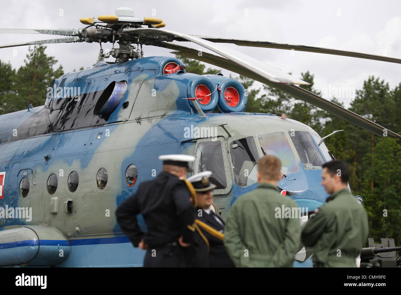 10 août 2012. Siemirowice sont les plus célèbres, en Pologne . 44e dans la base de l'Aéronavale Siemirowice sont les plus célèbres. L'hélicoptère Mi-14 se trouve dans la base. Nouvelle norme militaire soldats reçu fondée par les habitants locaux sur 10th, août 2012. Banque D'Images 10 août 2012. Siemirowice sont les plus célèbres, en Pologne . 44e dans la base de l'Aéronavale Siemirowice sont les plus célèbres. L'hélicoptère Mi-14 se trouve dans la base. Nouvelle norme militaire soldats reçu fondée par les habitants locaux sur 10th, août 2012. Banque D'Images