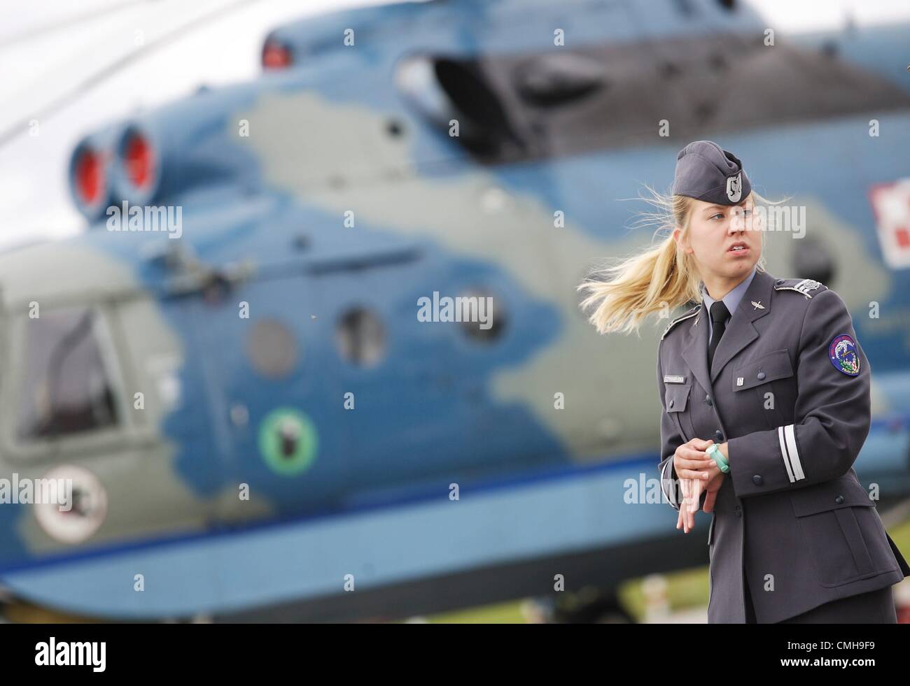 10 août 2012. Siemirowice sont les plus célèbres, en Pologne . 44e dans la base de l'Aéronavale Siemirowice sont les plus célèbres. Szynwelska pose devant des cadets de l'hélicoptère Mi-14 au cours de la cérémonie. Nouvelle norme militaire soldats reçu fondée par les habitants locaux sur 10th, août 2012. Banque D'Images 10 août 2012. Siemirowice sont les plus célèbres, en Pologne . 44e dans la base de l'Aéronavale Siemirowice sont les plus célèbres. Szynwelska pose devant des cadets de l'hélicoptère Mi-14 au cours de la cérémonie. Nouvelle norme militaire soldats reçu fondée par les habitants locaux sur 10th, août 2012. Banque D'Images