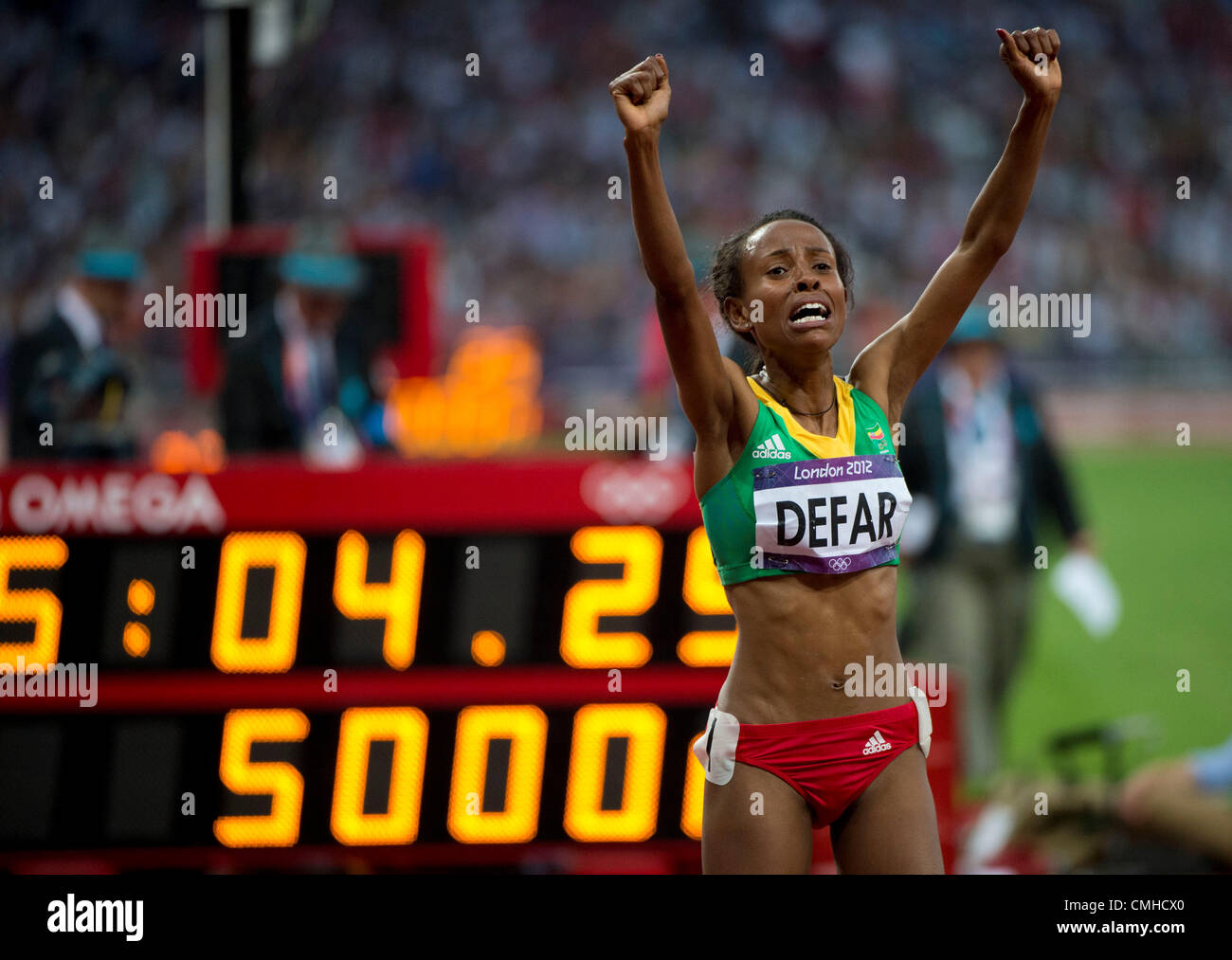 10 août 2012 - Londres, Angleterre, Royaume-Uni - MESERET DEFAR (ETH) remporte la finale du 5 000 m féminin avec un temps de 15.04.25 durant les Jeux Olympiques de Londres en 2012 au Stade Olympique. (Crédit Image : © Paul Kitagaki Jr./ZUMAPRESS.com) Banque D'Images