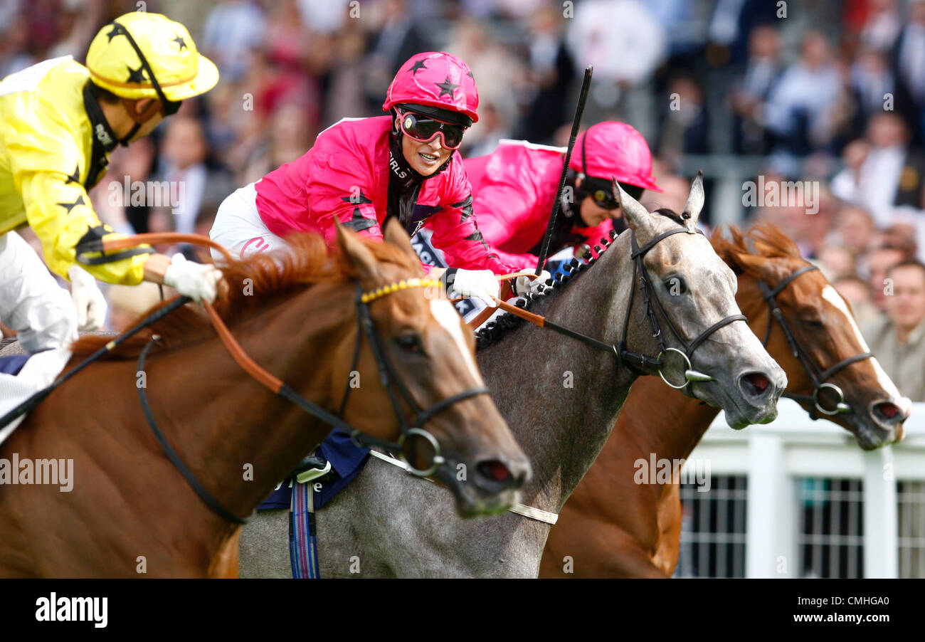 11.08.12 Ascot, Angleterre Matthew Chadwick mince ( Trainer R Charlton) passe au poteau en action dans le Dubai Duty Free Shergar Cup ( Sprint Handicap de classe 2) au cours de la Dubai Duty Free Shergar Cup lors de courses d'Ascot. Banque D'Images