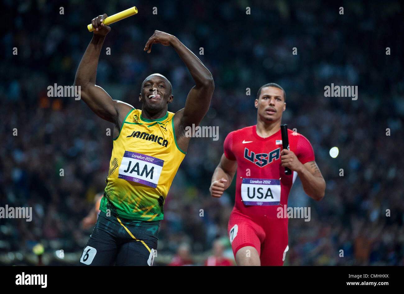 Le 11 août 2012 - Londres, Angleterre, Royaume-Uni - Usain Bolt (JAM) célèbre remportant la médaille d'bordure Ryan Bailey (USA) dans l'épreuve du relais 4 x 100m record du monde d'athlétisme de l'établissement durant les Jeux Olympiques de Londres en 2012 au Stade olympique le 11 août 2012 à Londres, Royaume-Uni. (Crédit Image : © Paul Kitagaki Jr./ZUMAPRESS.com) Banque D'Images