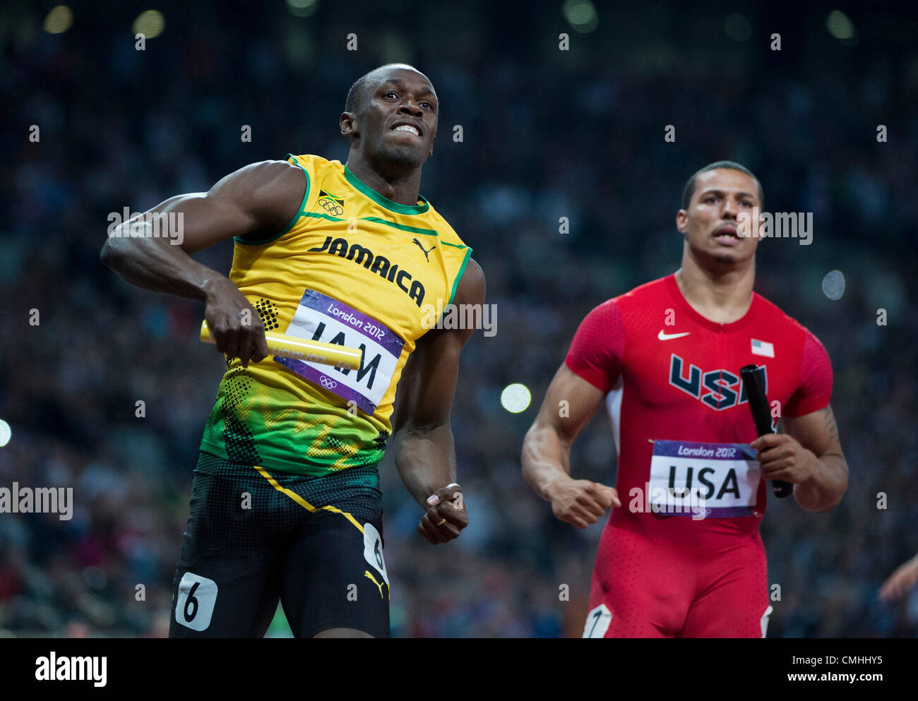 Le 11 août 2012 - Londres, Angleterre, Royaume-Uni - Usain Bolt (JAM) célèbre remportant la médaille d'bordure Ryan Bailey (USA) dans l'épreuve du relais 4 x 100m record du monde d'athlétisme de l'établissement durant les Jeux Olympiques de Londres en 2012 au Stade olympique le 11 août 2012 à Londres, Royaume-Uni. (Crédit Image : © Paul Kitagaki Jr./ZUMAPRESS.com) Banque D'Images