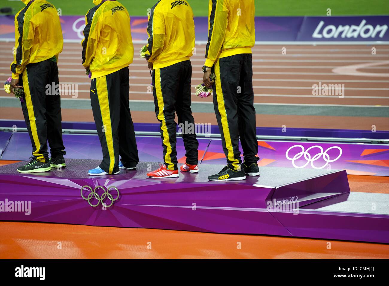 Le 11 août 2012 - London, England, United Kingdom - La Jamaican 4x100m, l'équipe de relais (L-R) NESTA CARTER, Michael Frater, USAIN Bolt et YOHAN BLAKE, écouter l'hymne national après avoir remporté l'or et établissant un nouveau record de 36,84 secondes lors de la 2012 London Jeux Olympiques d'été. (Crédit Image : © Mark Makela/ZUMAPRESS.com) Banque D'Images